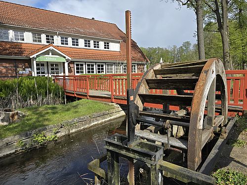 Blick auf das Naturgut Köllnitz. Das Restaurant, "Hofküche" genannt, ist über eine hölzerne Brücke erreichbar.
