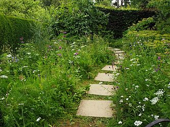 Naturgarten mit Steinplattenweg (Fotograf: Franz Heitzendorfer)